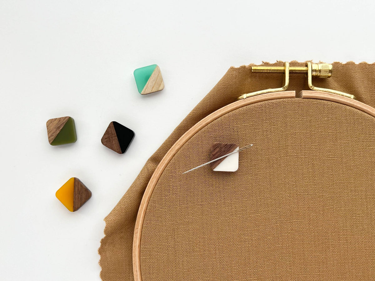 Square magnetic needle minder